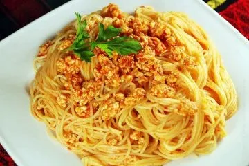 Паста з куркою, томатним соусом і прянощами (куркою томатному соусі) Паста з куркою, томатним соусом і прянощами