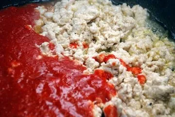 Паста з куркою, томатним соусом і прянощами (куркою томатному соусі) Паста з куркою, томатним соусом і прянощами