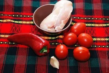 Паста з куркою, томатним соусом і прянощами (паста) Паста з куркою, томатним соусом і прянощами