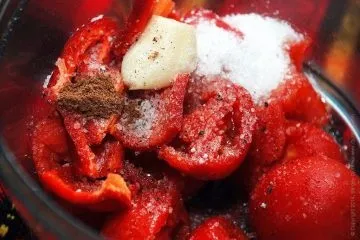 Паста з куркою, томатним соусом і прянощами (соусом) Паста з куркою, томатним соусом і прянощами