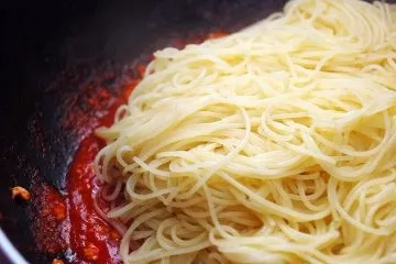 Паста з куркою, томатним соусом і прянощами (куркою томатному соусі) Паста з куркою, томатним соусом і прянощами