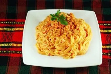 Паста з куркою, томатним соусом і прянощами (прянощами) Паста з куркою, томатним соусом і прянощами
