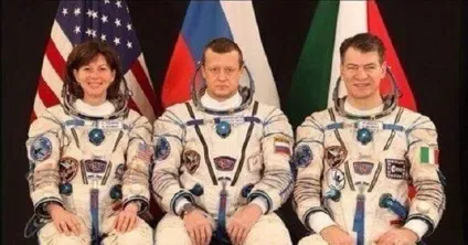 Чому українці не усміхаються життя під лампою! (Чому) Чому українці не усміхаються життя під лампою!