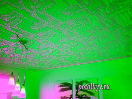 Підготовка стелі до поклейки шпалер; оштукатурювання і грунтовка