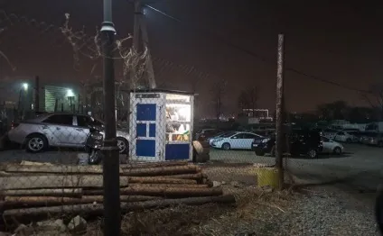 Поки місто мирно спить, не дрімає мафія () Поки місто мирно спить, не дрімає мафія
