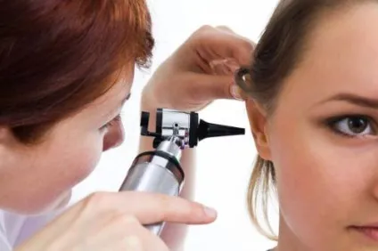 Причини того, чому клацає в вусі при ковтанні, жуванні і сморкании (причини) Причини того, чому клацає в вусі при ковтанні, жуванні і сморкании