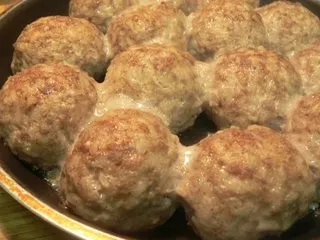 Прості м'ясні тефтелі