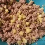 Рулет з фаршем і картоплею в пароварці або в каструлі