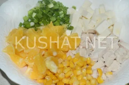 Салат з куркою, апельсинами і сиром (сиром) Салат з куркою, апельсинами і сиром