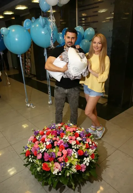 Стало відомо ім'я сина Дар'ї Пинзарь - зірки (виписка з пологового будинку) Стало відомо ім'я сина Дар'ї Пинзарь - зірки