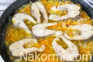 Щука тушкована з морквою і цибулею рецепт з фото