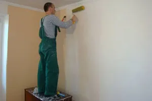 Скільки повинна сохнути грунтовка на стінах перед наклеюванням шпалер (скільки часу сохне грунтовка) Скільки повинна сохнути грунтовка на стінах перед наклеюванням шпалер