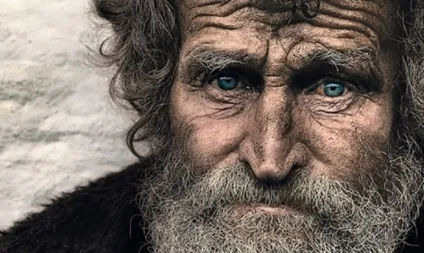 Син цієї жінки зауважує, що ветеран риється в смітті (сказала збираємося купити) Син цієї жінки зауважує, що ветеран риється в смітті