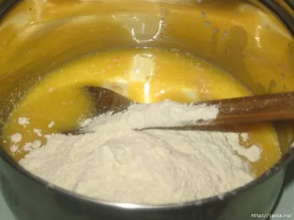 Солодкий вершковий пиріг з цукатами