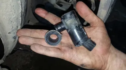 Зняття бачка омивача, насоса омивача і датчика рівня омиваючої рідини hyundai solaris (1) Зняття бачка омивача, насоса омивача і датчика рівня омиваючої рідини hyundai solaris