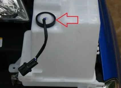 Зняття бачка омивача, насоса омивача і датчика рівня омиваючої рідини hyundai solaris (електрообладнання та авто електроніка) Зняття бачка омивача, насоса омивача і датчика рівня омиваючої рідини hyundai solaris