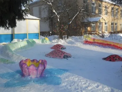 Снігові фігури на нашій ділянці