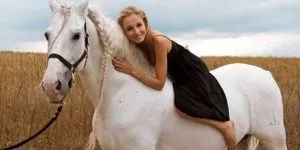Сонник гладити коня коричневу жінці уві сні бачити до чого (гладити) Сонник гладити коня коричневу жінці уві сні бачити до чого