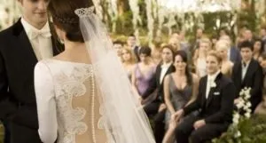 Весільна зачіска з гребенем для волосся на середні волосся (зачіска) Весільна зачіска з гребенем для волосся на середні волосся