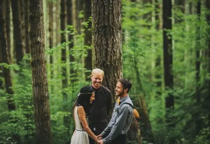 Весільна фотосесія в лісі