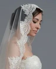 Весільні зачіски з іспанської фатою фото (зачіски) Весільні зачіски з іспанської фатою фото