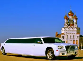 Весільний лімузин крайслер (chrysler) 300c білосніжний, 12-14 місць, замовити в Черкасах весільний (Крайслер-лімузин) Весільний лімузин крайслер (chrysler) 300c білосніжний, 12-14 місць, замовити в Черкасах весільний