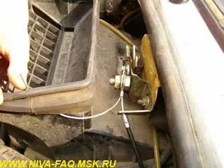 Трос відкривання капота
