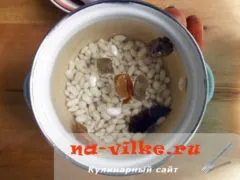 Тушкована курка з квасолею в томатному соусі по-домашньому (курка) Тушкована курка з квасолею в томатному соусі по-домашньому