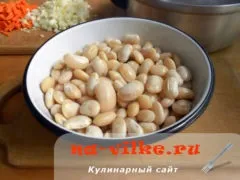 Тушкована курка з квасолею в томатному соусі по-домашньому (соусі) Тушкована курка з квасолею в томатному соусі по-домашньому