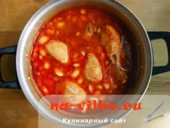 Тушкована курка з квасолею в томатному соусі по-домашньому (курка квасолею томатному) Тушкована курка з квасолею в томатному соусі по-домашньому