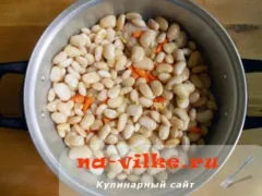 Тушкована курка з квасолею в томатному соусі по-домашньому (курка) Тушкована курка з квасолею в томатному соусі по-домашньому