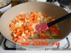 Тушкована курка з квасолею в томатному соусі по-домашньому (соусі) Тушкована курка з квасолею в томатному соусі по-домашньому