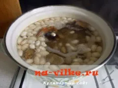 Тушкована курка з квасолею в томатному соусі по-домашньому (соусі) Тушкована курка з квасолею в томатному соусі по-домашньому