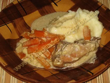 Тушкуємо в сметані курку з овочами часником та морквою (сметані) Тушкуємо в сметані курку з овочами часником та морквою