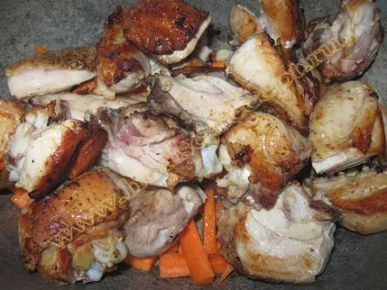 Тушкуємо в сметані курку з овочами часником та морквою (тушкуємо) Тушкуємо в сметані курку з овочами часником та морквою