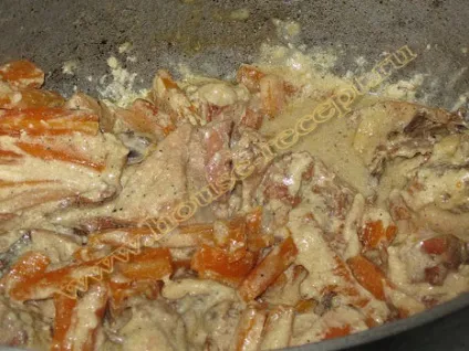 Тушкуємо в сметані курку з овочами часником та морквою (курку) Тушкуємо в сметані курку з овочами часником та морквою