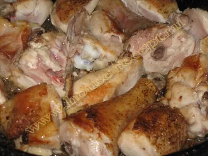 Тушкуємо в сметані курку з овочами часником та морквою (курку) Тушкуємо в сметані курку з овочами часником та морквою