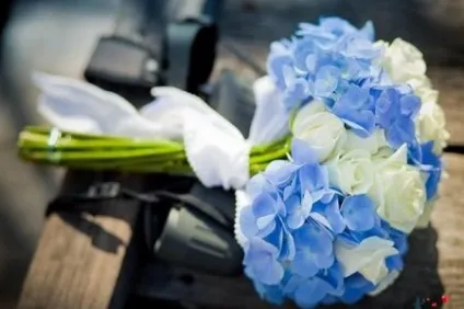 Весільні сукні кольору айворі і букети до них