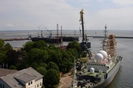 Вид з нижніх палуб 33-й судноремонтний завод (судноремонтний) Вид з нижніх палуб 33-й судноремонтний завод