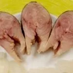 Смачна скумбрія в чайній заварці і цибулинні