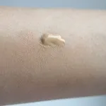 Чи всі тональні друкуються на одязі тест-драйв на стійкість, beauty insider (beauty) Чи всі тональні друкуються на одязі тест-драйв на стійкість, beauty insider