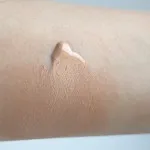 Чи всі тональні друкуються на одязі тест-драйв на стійкість, beauty insider (clarins) Чи всі тональні друкуються на одязі тест-драйв на стійкість, beauty insider