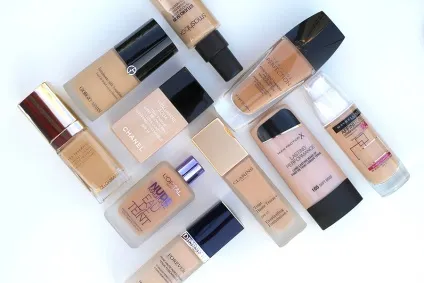 Чи всі тональні друкуються на одязі тест-драйв на стійкість, beauty insider (maybelline) Чи всі тональні друкуються на одязі тест-драйв на стійкість, beauty insider