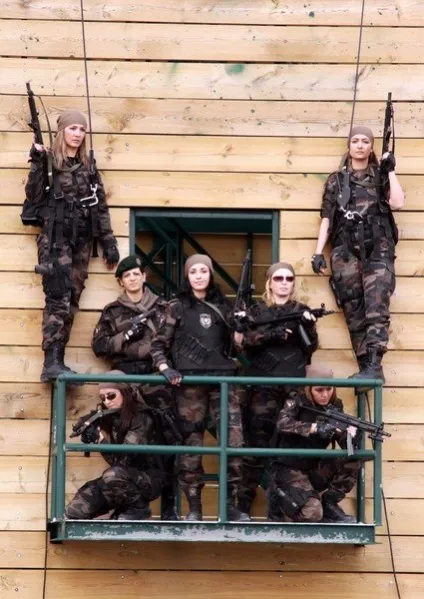 У спецназі тільки дівчата, si vis pacem, para bellum! (Дівчата зі спецназу) У спецназі тільки дівчата, si vis pacem, para bellum!