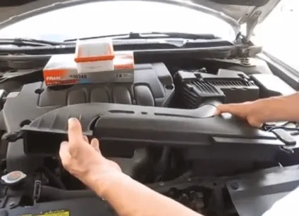 Заміна повітряного фільтра в автомобілі nissan своїми руками (nissan) Заміна повітряного фільтра в автомобілі nissan своїми руками