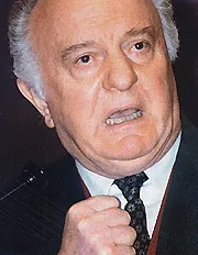 стиснуті кулаки