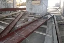 Балки перекриття дерев'яні між поверхами, міжповерхові в цегляному будинку приватному, дерева другого (дерев'яні) Балки перекриття дерев'яні між поверхами, міжповерхові в цегляному будинку приватному, дерева другого
