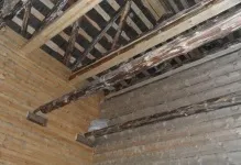 Балки перекриття дерев'яні між поверхами, міжповерхові в цегляному будинку приватному, дерева другого (поверхами) Балки перекриття дерев'яні між поверхами, міжповерхові в цегляному будинку приватному, дерева другого