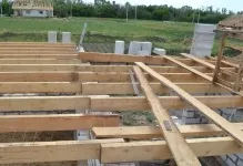 Балки перекриття дерев'яні між поверхами, міжповерхові в цегляному будинку приватному, дерева другого (перекриття) Балки перекриття дерев'яні між поверхами, міжповерхові в цегляному будинку приватному, дерева другого