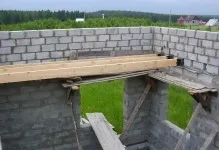 Балки перекриття дерев'яні між поверхами, міжповерхові в цегляному будинку приватному, дерева другого (балки перекриття) Балки перекриття дерев'яні між поверхами, міжповерхові в цегляному будинку приватному, дерева другого